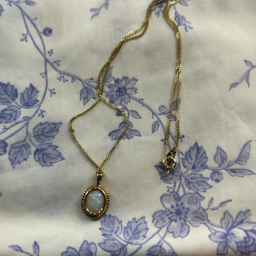 Elegant Gold Necklace with Opal Pendant